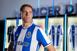 葡媒：波尔图后卫贝德纳雷克恢复有球训练，有望赶上葡超赛季首战