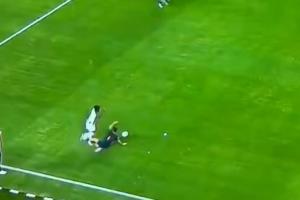 友尽赛！加亚双脚飞铲埃兰加染红＆引发双方冲突，后者被担架抬走